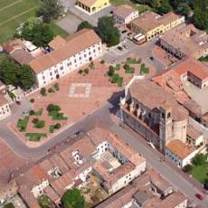 Il centro del paese: la Villa Vescovile, la grande Piazza e la chiesa barocca di San Lorenzo.